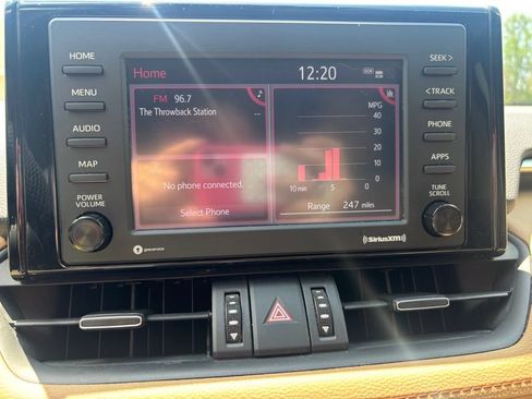 Used 2020 Toyota RAV4 XLE Premium FWD image 31