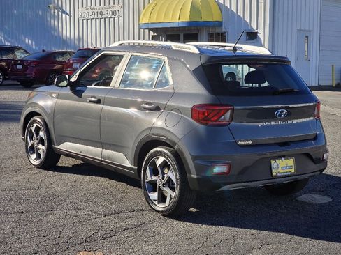 Used 2024 Hyundai Venue SEL image 24