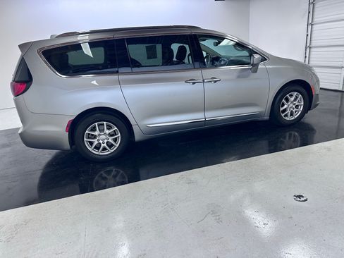 Used 2020 Chrysler Pacifica Touring-L FWD image 10