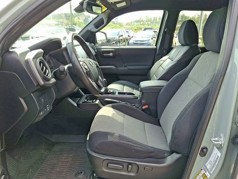 Used 2022 Toyota Tacoma TRD Sport AWD/4WD image 9