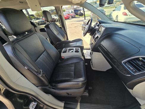 Used 2014 Chrysler Town & Country Touring-L w/ Driver Convenience Group image 48