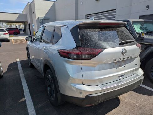 Used 2024 Nissan Rogue SV FWD image 4