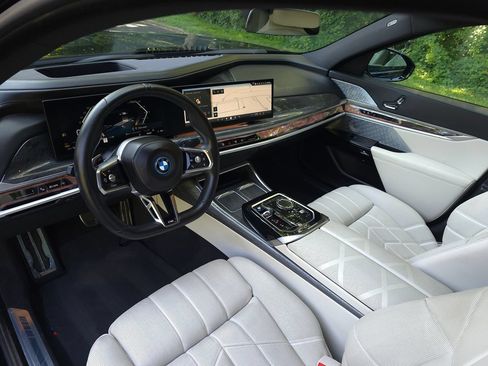 Used 2023 BMW i7 xDrive60 AWD/4WD image 2