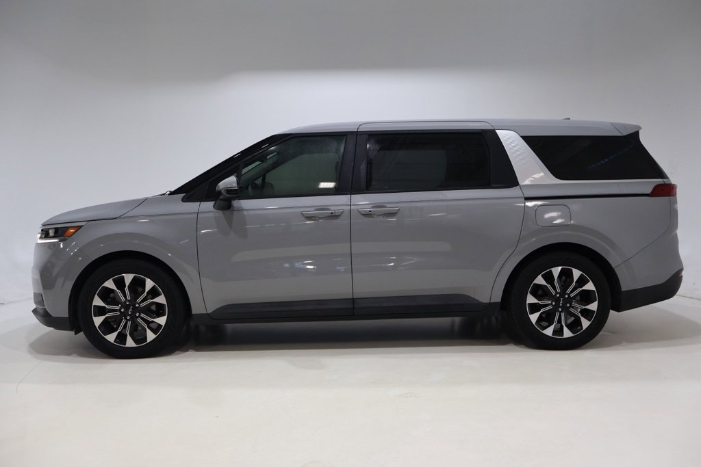 Used 2023 Kia Carnival EX FWD image 4
