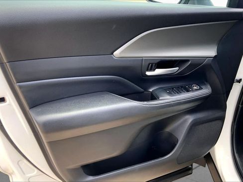 Used 2025 Toyota Grand Highlander AWD image 18