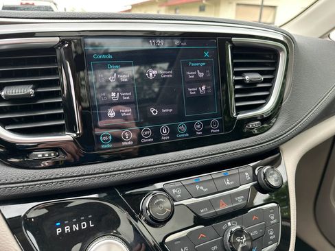 Used 2018 Chrysler Pacifica Limited w/ Advanced Safetytec Group FWD image 20