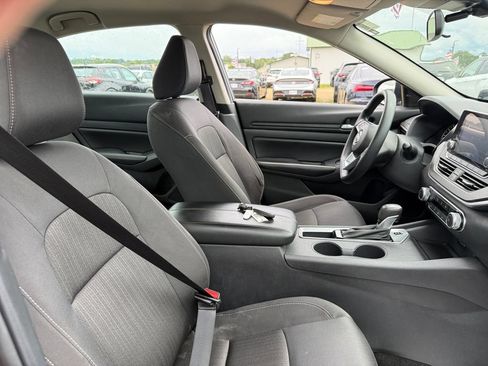 Used 2025 Nissan Altima 2.5 SV FWD image 40