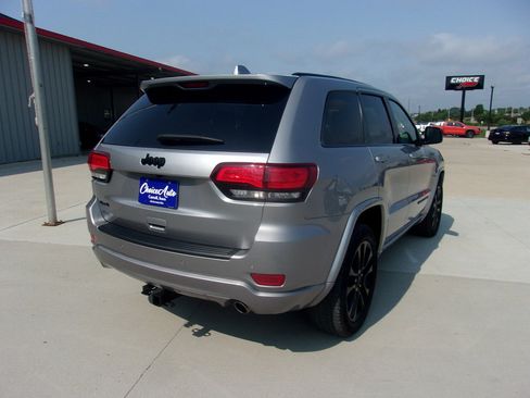 Used 2018 Jeep Grand Cherokee Altitude AWD/4WD image 3
