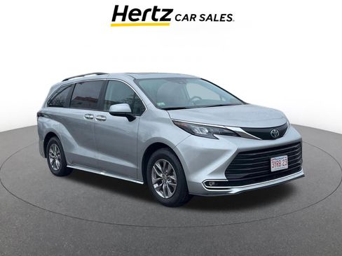Used 2024 Toyota Sienna XLE image 1