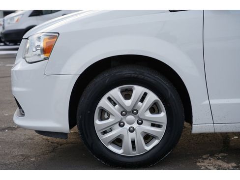 Used 2018 Dodge Grand Caravan SE w/ UConnect Hands-Free Group image 11