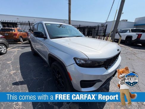 Used 2025 Jeep Grand Cherokee Altitude AWD/4WD image 2