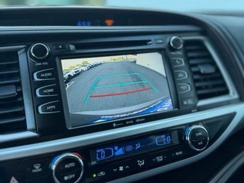 Used 2017 Toyota Highlander XLE w/ Carpet Mat Package AWD/4WD image 10