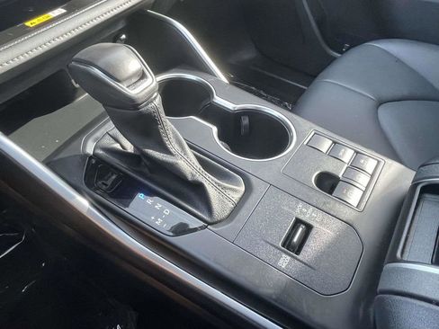 Used 2024 Toyota Highlander XLE FWD image 39