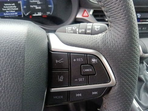 Used 2025 Toyota Sienna Platinum AWD/4WD image 19