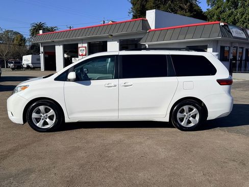 Used 2017 Toyota Sienna LE image 8