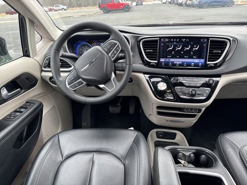 Used 2024 Chrysler Pacifica Touring-L image 16