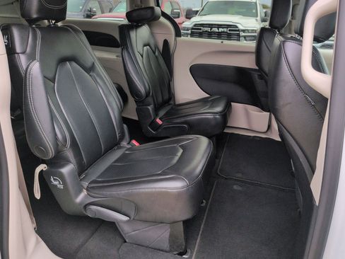 Used 2023 Chrysler Pacifica Touring-L image 18