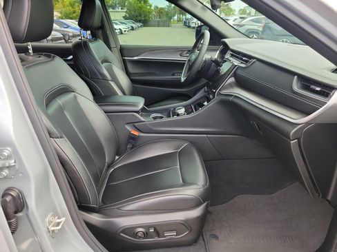Used 2024 Jeep Grand Cherokee L Limited RWD image 7