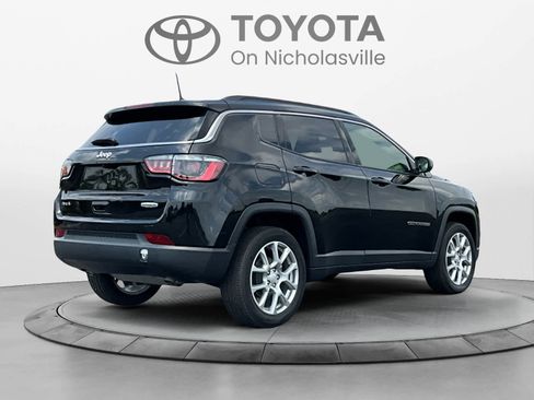 Used 2024 Jeep Compass Latitude AWD/4WD image 5