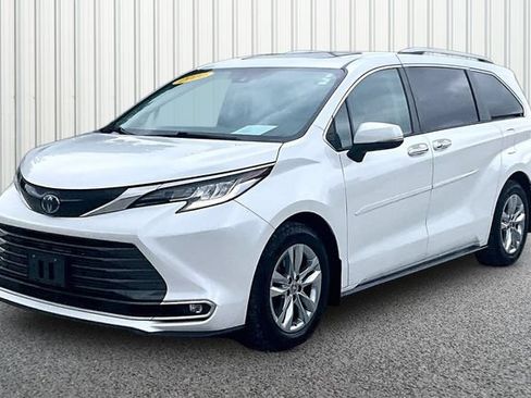 Used 2022 Toyota Sienna Limited AWD/4WD image 2