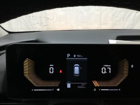 Used 2025 Kia Carnival FWD image 33