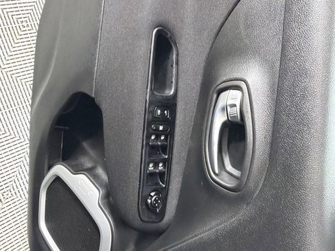 Used 2021 Jeep Renegade Latitude w/ Convenience Group FWD image 11