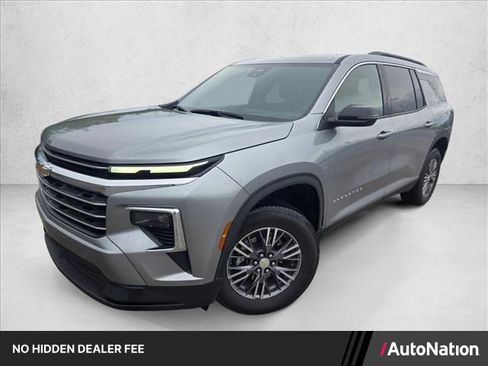 Used 2026 Chevrolet Traverse LT FWD image 1