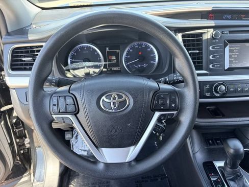 Used 2019 Toyota Highlander LE FWD image 24