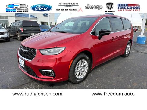 Used 2025 Chrysler Pacifica Select FWD image 1