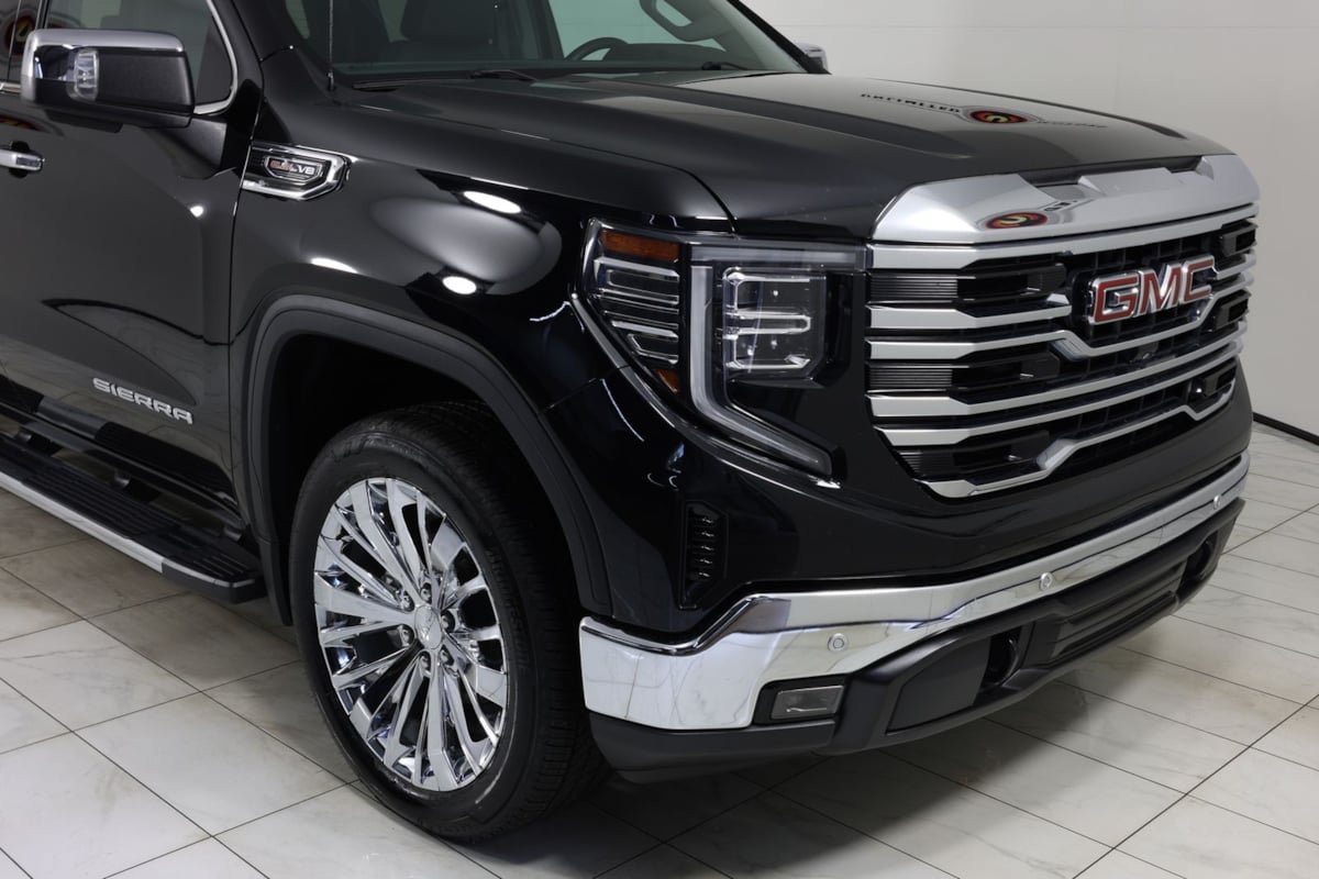 Used 2023 GMC Sierra 1500 SLT w/ SLT Premium Package AWD/4WD image 38