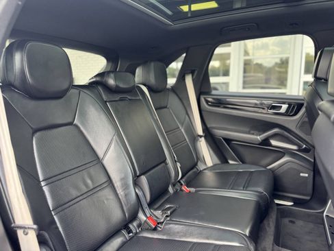 Used 2020 Porsche Cayenne AWD/4WD image 31