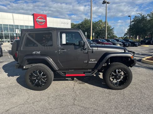 Used 2017 Jeep Wrangler Sahara w/ Connectivity Group AWD/4WD image 5