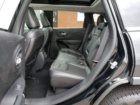 Used 2019 Jeep Cherokee Latitude Plus AWD/4WD image 11