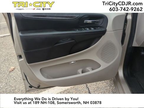 Used 2014 Dodge Grand Caravan SXT image 16