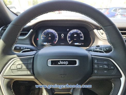 Used 2024 Jeep Grand Cherokee Limited w/ Black Appearance Package AWD/4WD image 18