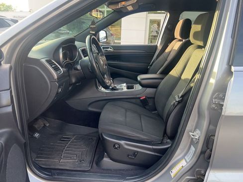 Used 2018 Jeep Grand Cherokee Laredo AWD/4WD image 11