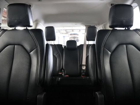 Used 2024 Chrysler Pacifica Touring-L FWD image 35