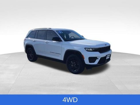 Used 2025 Jeep Grand Cherokee Altitude image 2