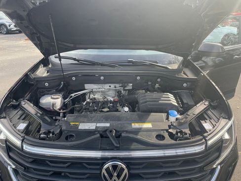Used 2025 Volkswagen Atlas Cross Sport SE image 28