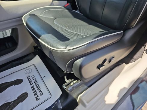 Used 2023 Chrysler Pacifica Limited w/ Uconnect Theater Family Group image 31