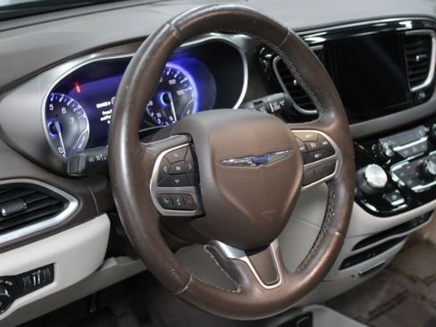 Used 2017 Chrysler Pacifica Touring-L Plus image 13