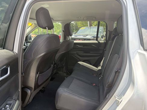 Used 2023 Jeep Grand Cherokee Laredo RWD image 3