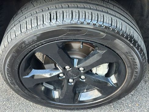 Used 2025 Jeep Grand Cherokee Limited w/ Black Appearance Package image 33