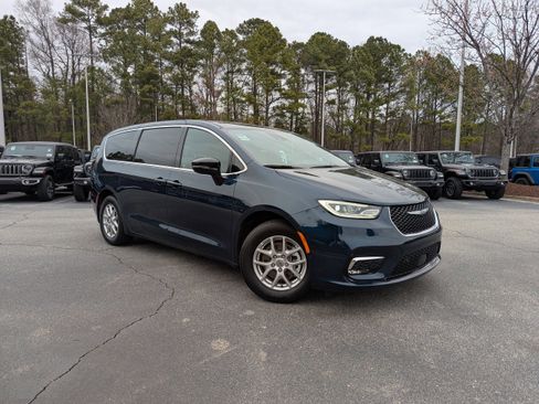Used 2025 Chrysler Pacifica Select image 3