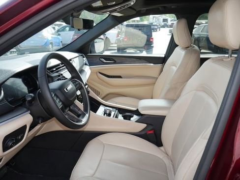 Used 2024 Jeep Grand Cherokee Limited w/ Luxury Tech Group II AWD/4WD image 2