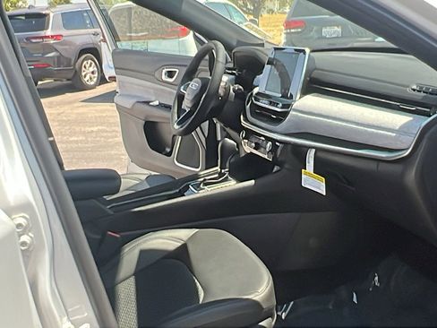 New 2025 Jeep Compass Latitude image 11