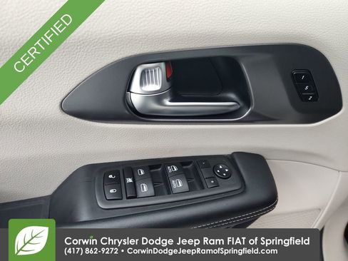 Certified 2023 Chrysler Pacifica Touring-L image 21