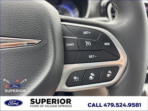 Used 2024 Chrysler Pacifica Touring-L FWD image 31