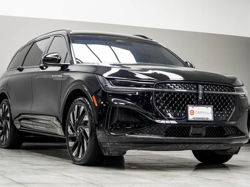 Used 2024 Lincoln Nautilus Reserve w/ Equipment Group 202A image 8