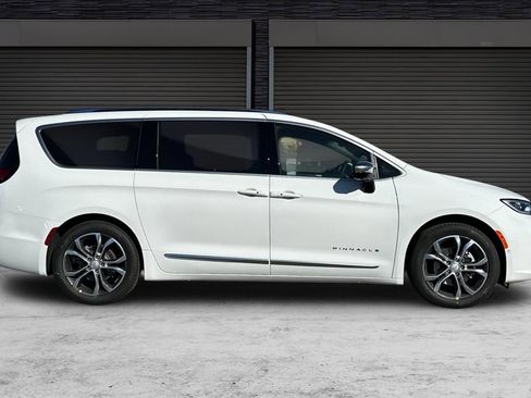 New 2026 Chrysler Pacifica Pinnacle image 3